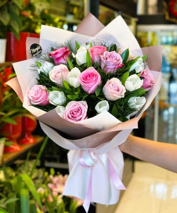 Nebula pembe gül ve beyaz lale buketi