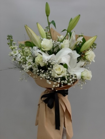 Lilyum,Şebboy ve beyaz güller buketi