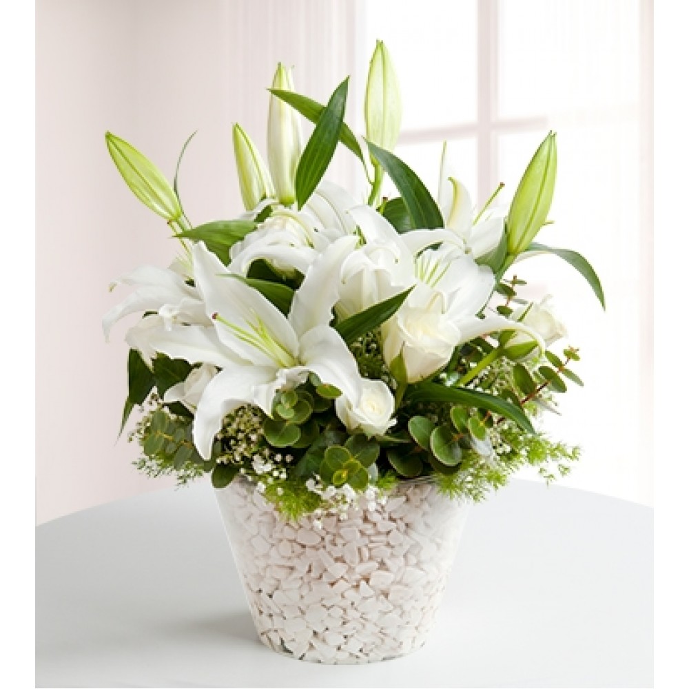 Konik vazoda beyaz lilyum ve beyaz güller