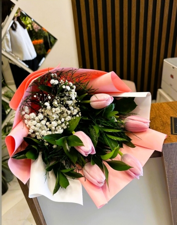 Kare cam vazoda lilyum aranjmanı