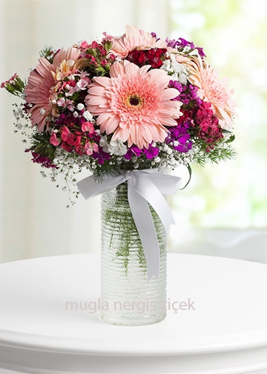 Vazoda Pembe gerbera ve mevsim çiçekleri