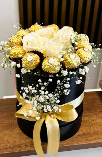 Kutuda Ferrero çikolata ve güller