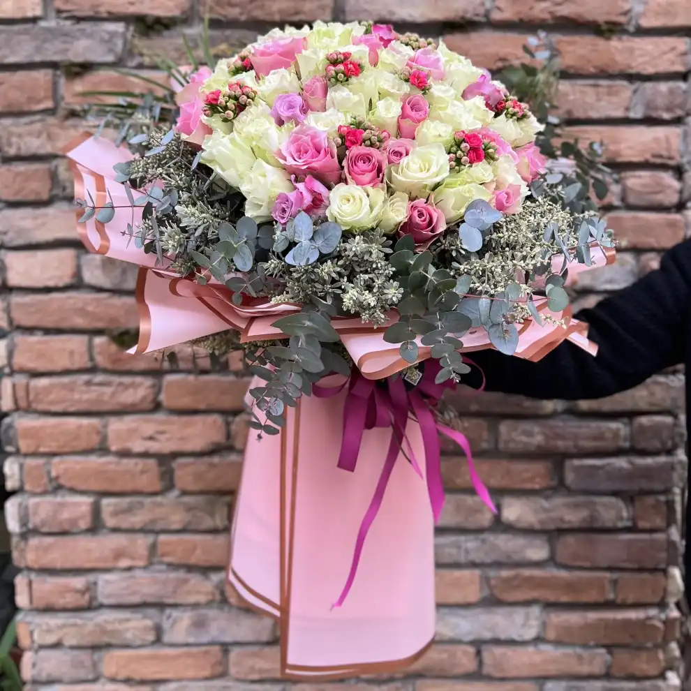 Pembe ve beyaz güllerden oluşan vip buket