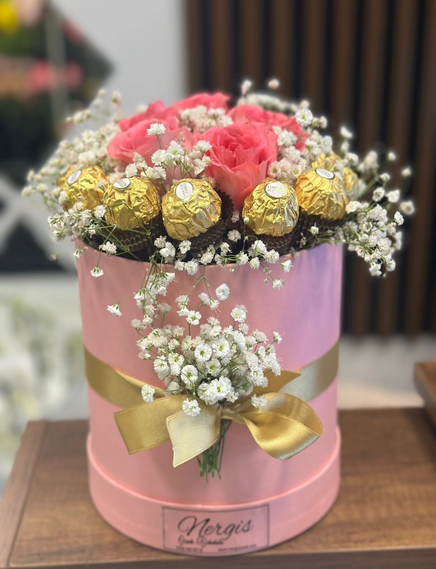 Kutuda ferrero  çikolata, pembe güller