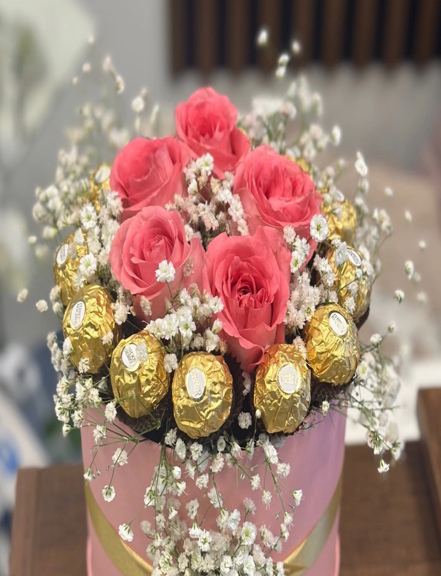 Kutuda ferrero  çikolata, pembe güller