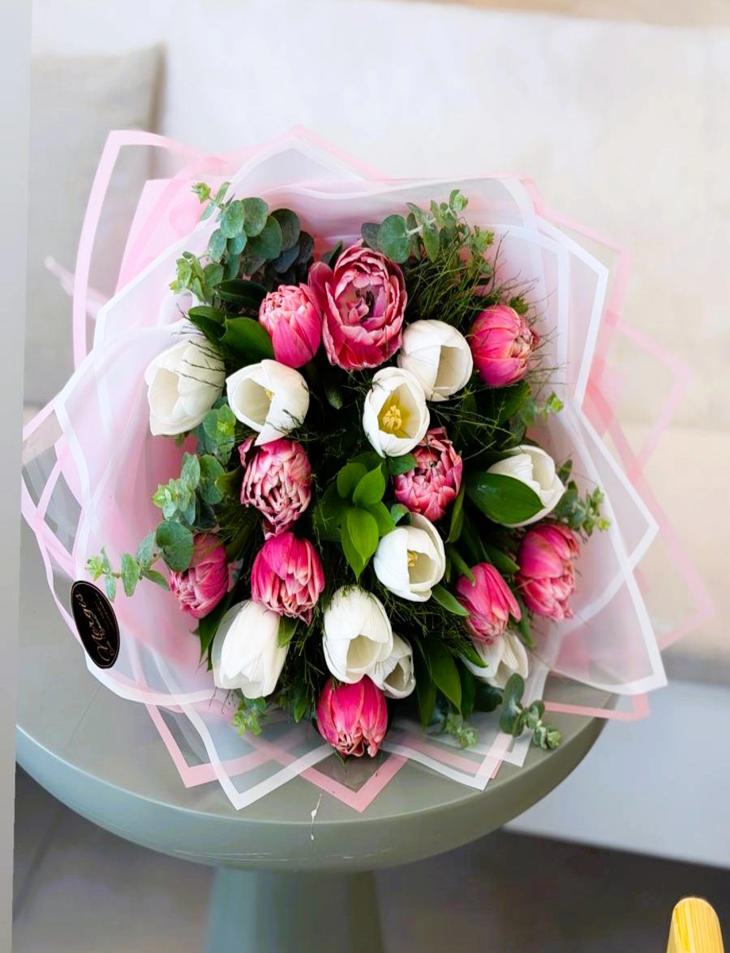 Pembe , beyaz lale buketi