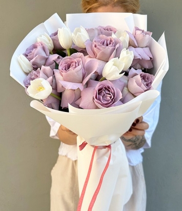 Rosanma beyaz lale ve lila gül