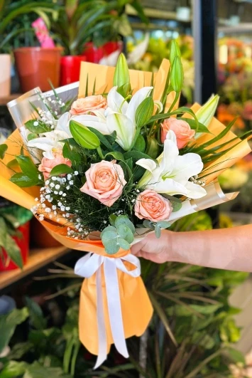 Turuncu güller ve beyaz lilyumlar