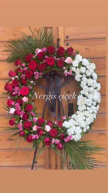Kırmızı Gül ve Beyaz çiçekler ferforje