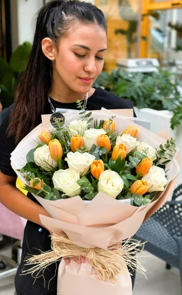 Turuncu lale ve beyaz güller