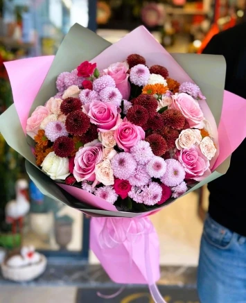 Kasımpatı çiçeği ve pembe güller