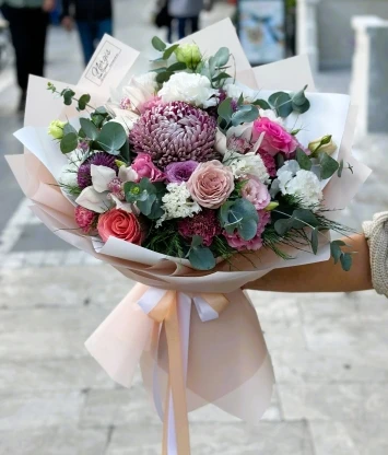 Pembe Beyaz Sinda çiçek buketi