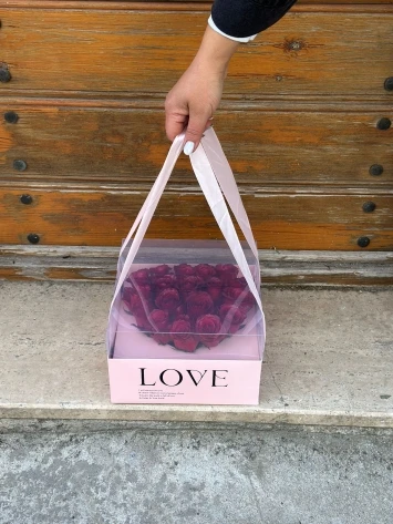 Love kutuda kırmızı güller