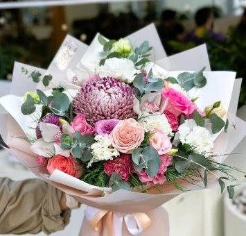 Pembe Beyaz Sinda çiçek buketi