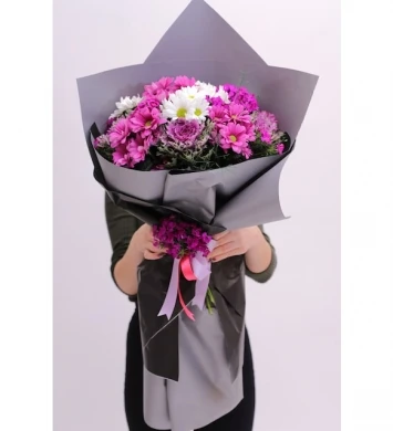 Bukette mor ve beyaz krizantemler