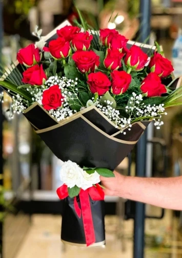 15 Kırmızı gül siyah tasarım