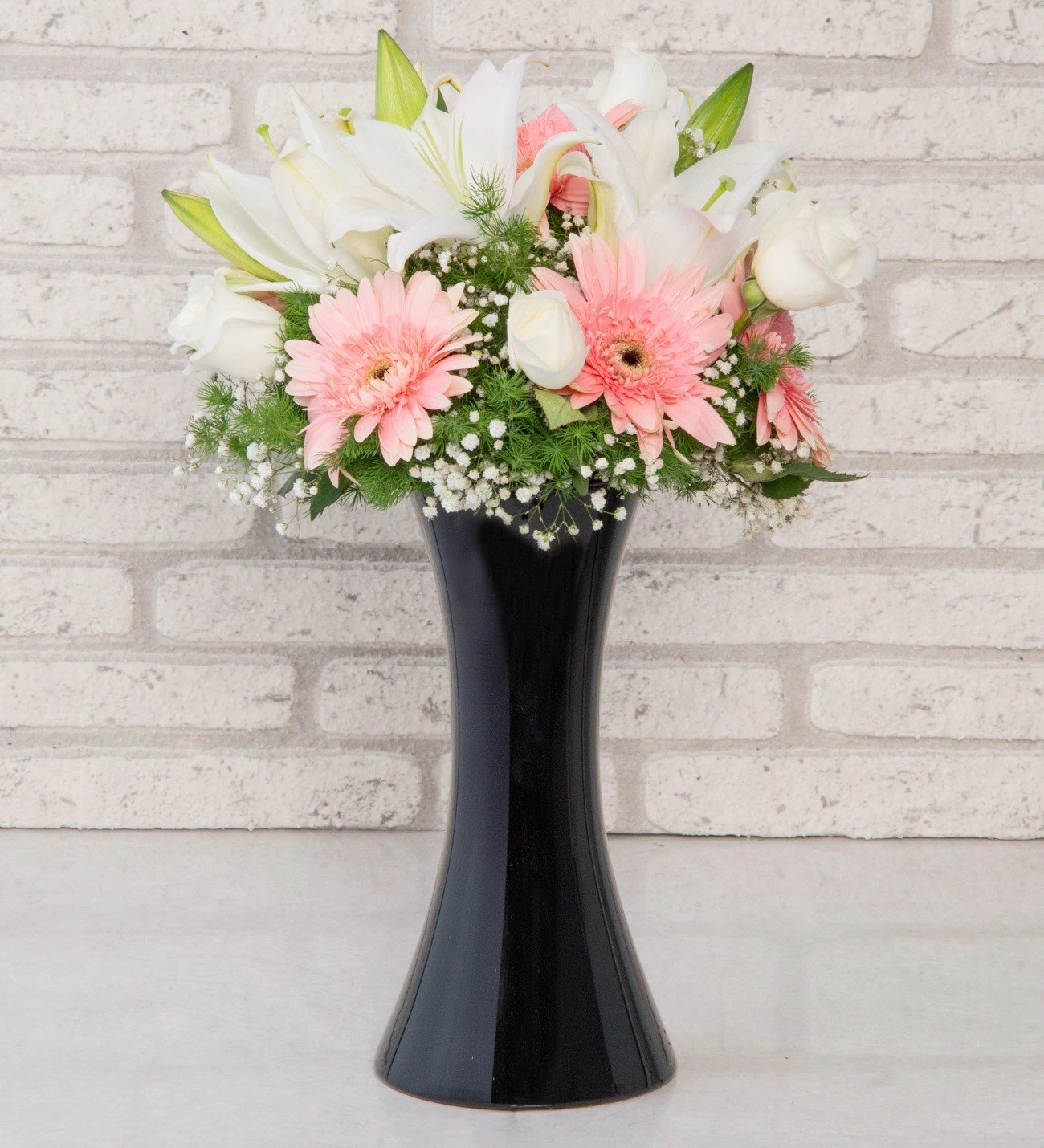 Siyah vazoda beyaz lilyum,gül ve pembe gerbera