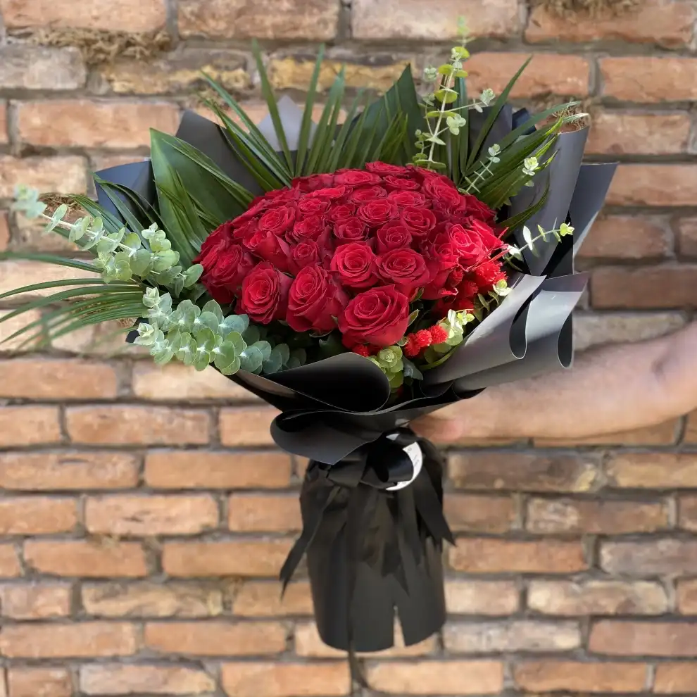 Siyah tasarımlı 41 gül buketi
