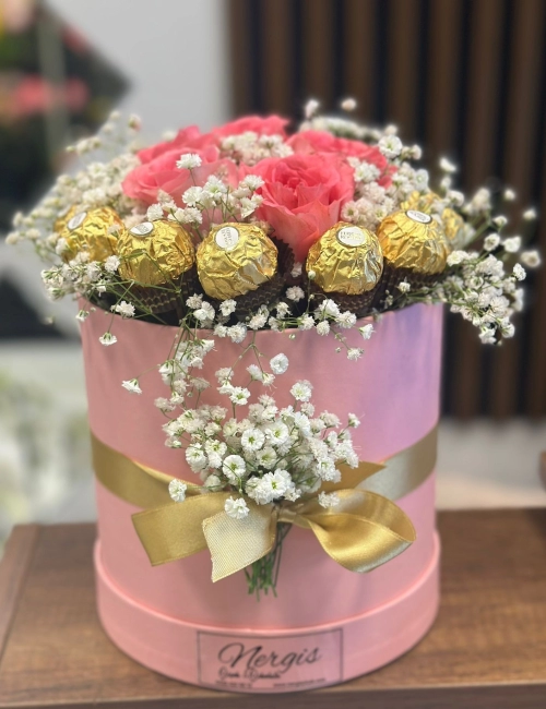 Kutuda ferrero  çikolata, pembe güller