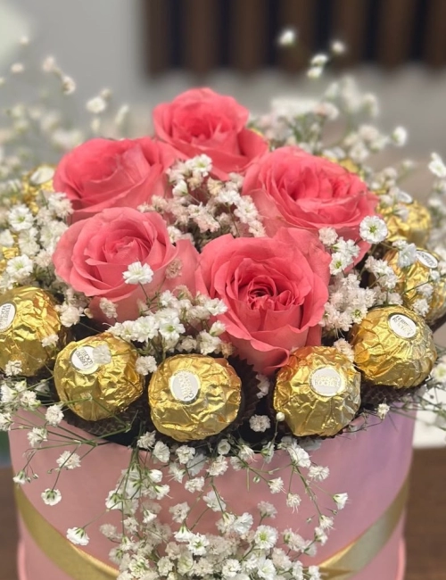 Kutuda ferrero  çikolata, pembe güller