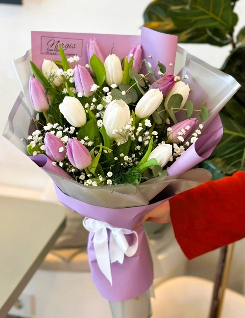 Mor ve Beyaz laleler