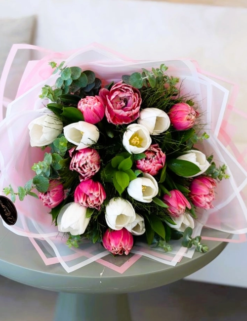 Pembe , beyaz lale buketi