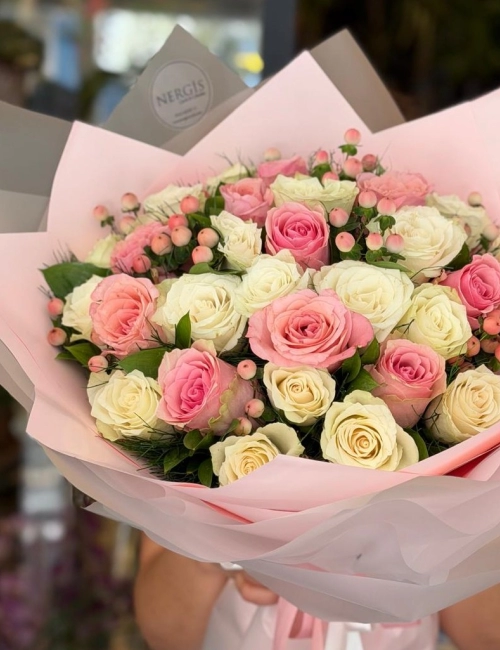 Royal pembe beyaz gül buketi