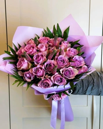 Nightingale Lila gül buketi