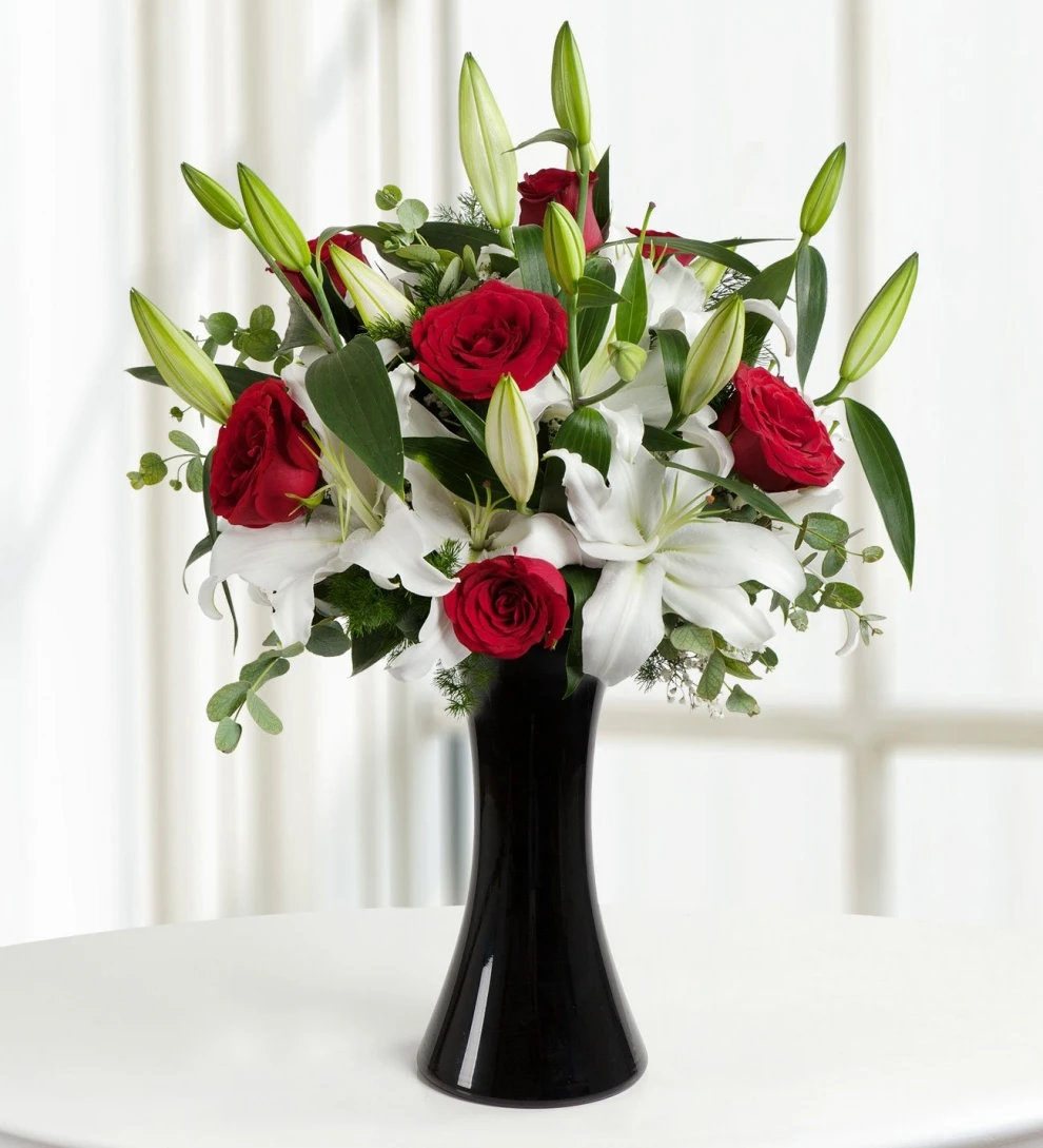 Siyah vazoda 7 gül ve lilyumlar